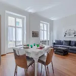 Guesthost - Bright Flat Just 500 Mt To Porta Nuova Апартаменты *