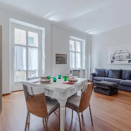 Guesthost - Bright Flat Just 500 Mt To Porta Nuova Appartement *