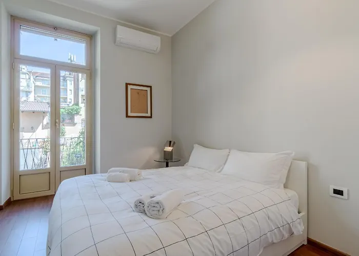 Guesthost - Bright Flat Just 500 Mt To Porta Nuova