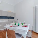 Guesthost - Bright Flat Just 500 Mt To Porta Nuova *