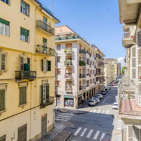 Guesthost - Bright Flat Just 500 Mt To Porta Nuova Apartment