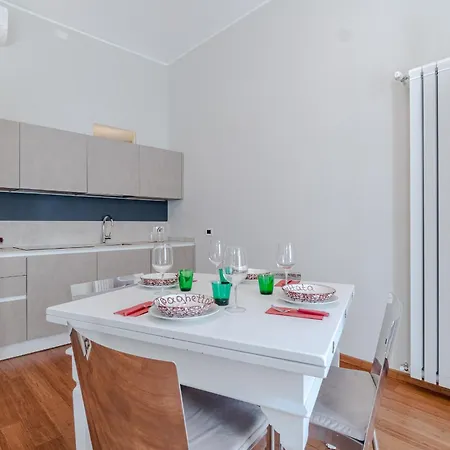 Guesthost - Bright Flat Just 500 Mt To Porta Nuova *